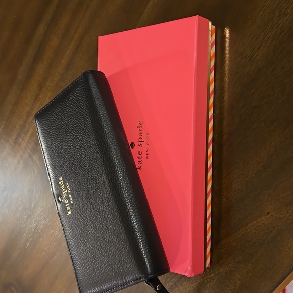 NWOT black leather Kate Spade Wallet - Picture 3 of 3